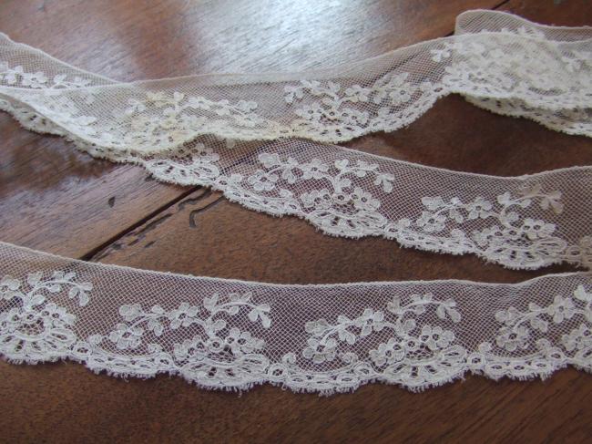 Superbe petite dentelle d'Arras, semés de fleurs et gerbes, mécanique 1900