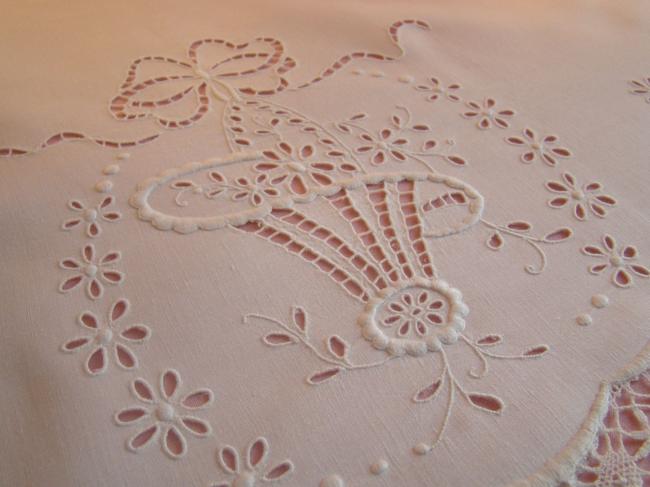 Splendeur de dessus de cheminée ou commode en broderie Richelieu & Cluny