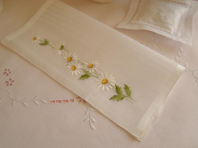 Très beau mouchoir en linon de Suisse, brodé d'une branche de marguerites