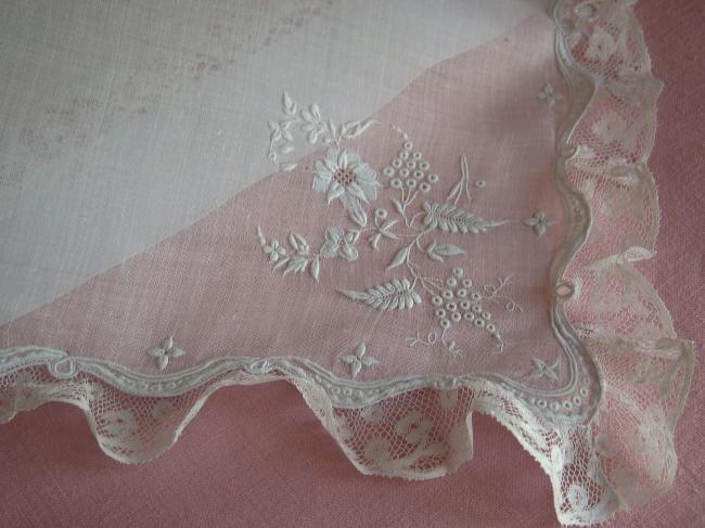 Exceptionnel mouchoir de bal  brodé de raisin et liserons 1870