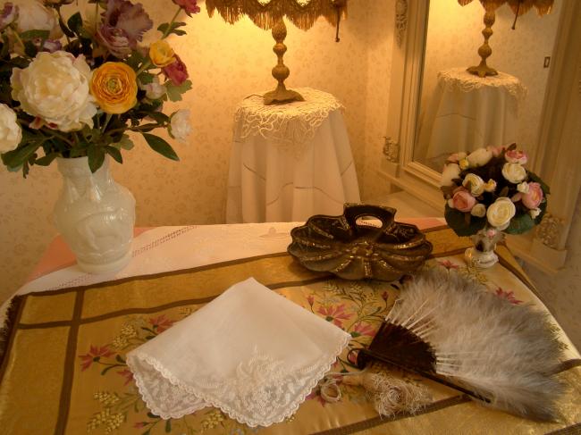 Splendeur de mouchoir de bal  brodé de fougères et fleurs de pommiers 1870