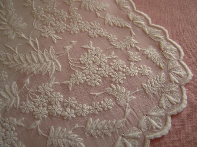 Splendeur de mouchoir de bal  brodé de fougères et fleurs de pommiers 1870