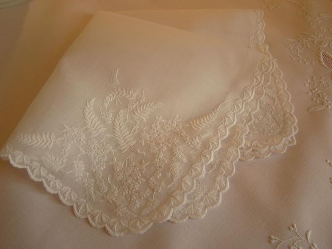 Splendeur de mouchoir de bal  brodé de fougères et fleurs de pommiers 1870