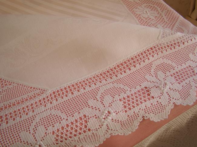 Merveilleuse nappe, damassé de feuilles d'acanthe, entourée d'une riche dentelle