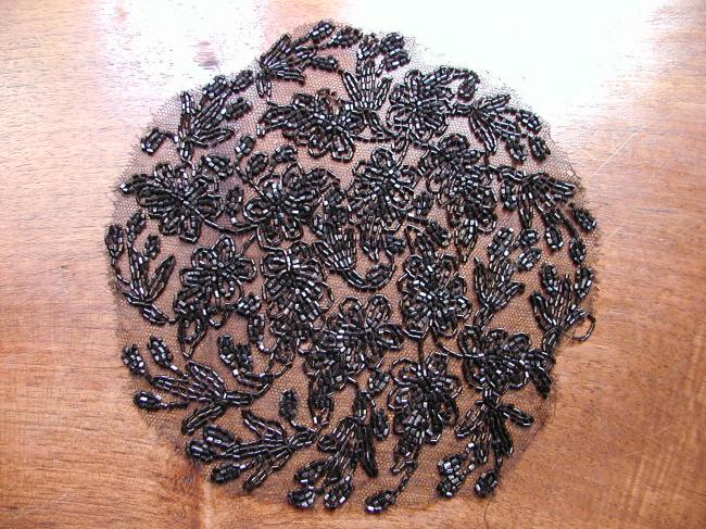 Très joli appliqué de tulle rebrodé de perles de Jais 1900-20