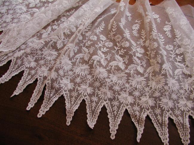 Magnifique large dentelle de tulle rebrodé de fleurs et joli feston 1900