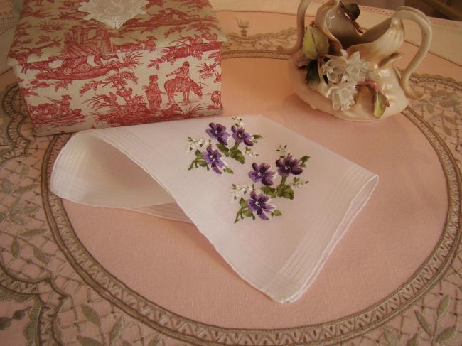 Gacieux mouchoir en linon de Suisse, brodé d'un bouquet de violettes