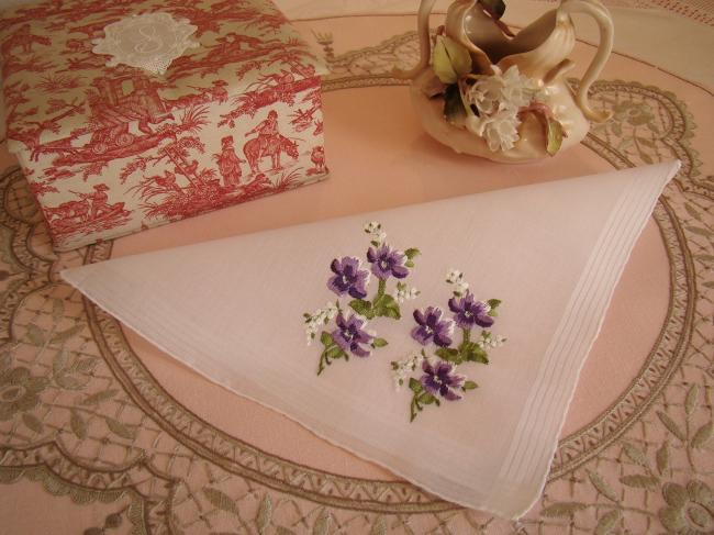 Gacieux mouchoir en linon de Suisse, brodé d'un bouquet de violettes