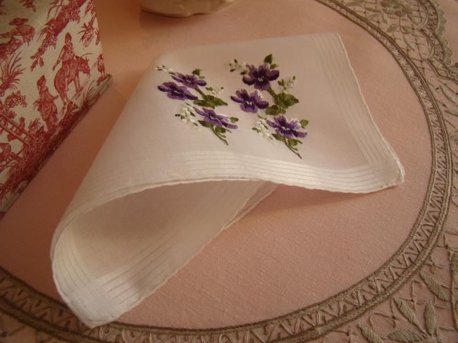 Gacieux mouchoir en linon de Suisse, brodé d'un bouquet de violettes