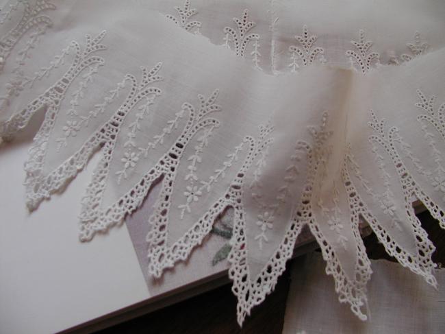 Joli lot de morceaux de broderies blanches faites à l'aiguille, pour création