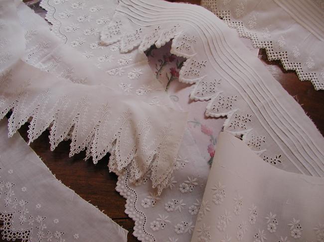 Joli lot de morceaux de broderies blanches faites à l'aiguille, pour création