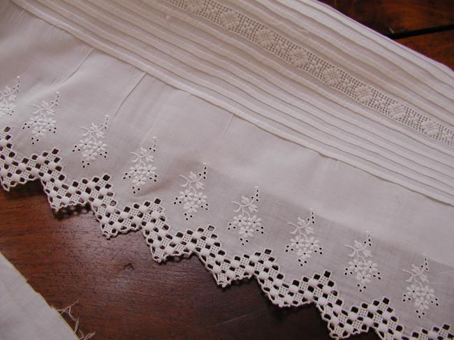 Joli lot de morceaux de broderies blanches faites à l'aiguille, pour création