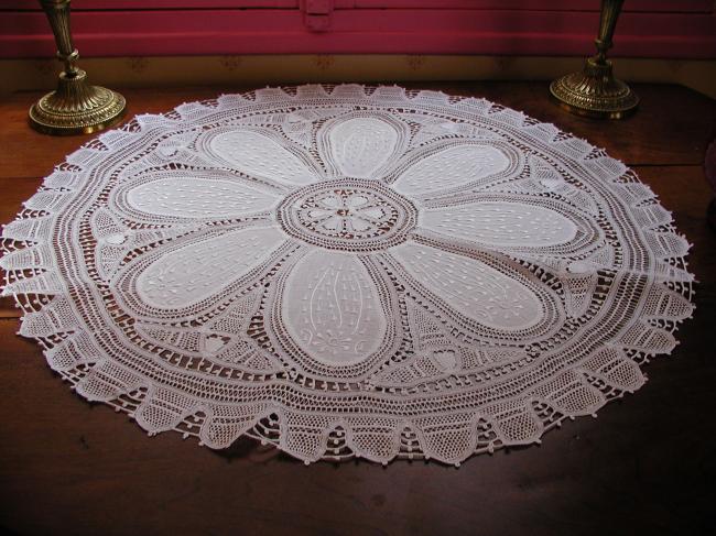 Exceptional table centre, with tape lace, Milan inserts and white embroidery