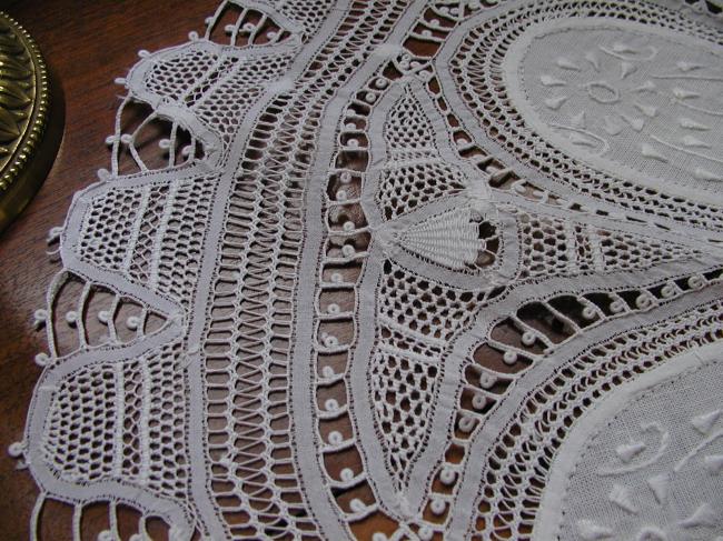 Exceptional table centre, with tape lace, Milan inserts and white embroidery