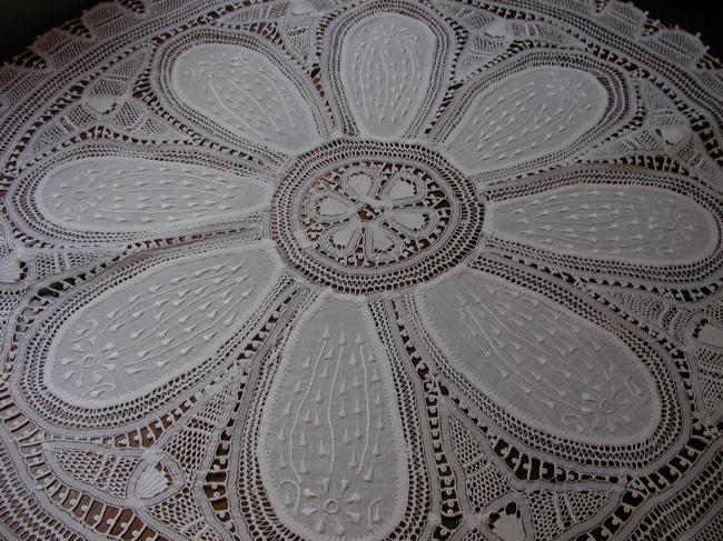 Exceptional table centre, with tape lace, Milan inserts and white embroidery