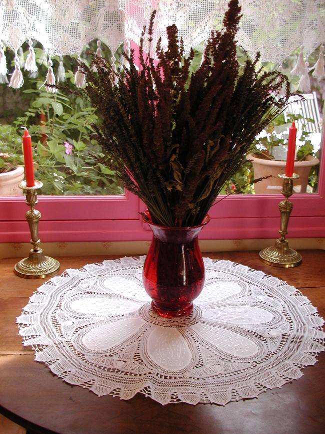 Exceptional table centre, with tape lace, Milan inserts and white embroidery