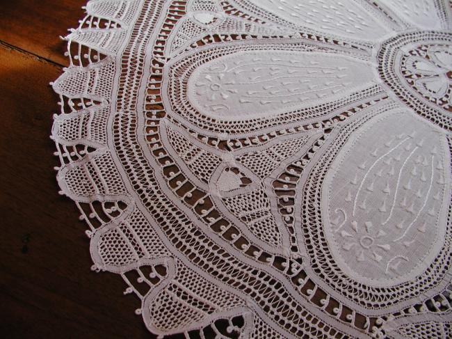 Exceptional table centre, with tape lace, Milan inserts and white embroidery