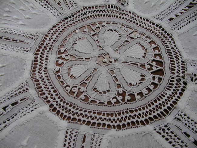 Exceptional table centre, with tape lace, Milan inserts and white embroidery
