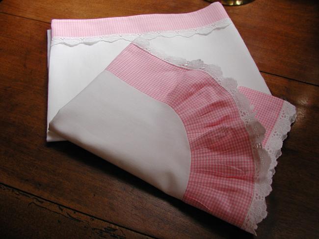 Si jolie parure de drap pour landau, blanc et Vichy rose