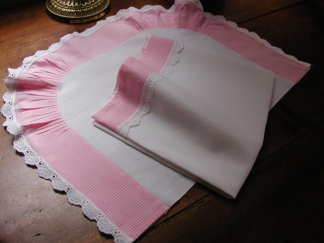 Si jolie parure de drap pour landau, blanc et Vichy rose