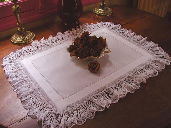 Superb table centre with voluptuous hairpin lace 1900