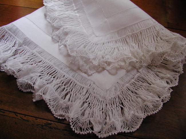 Superb table centre with voluptuous hairpin lace 1900