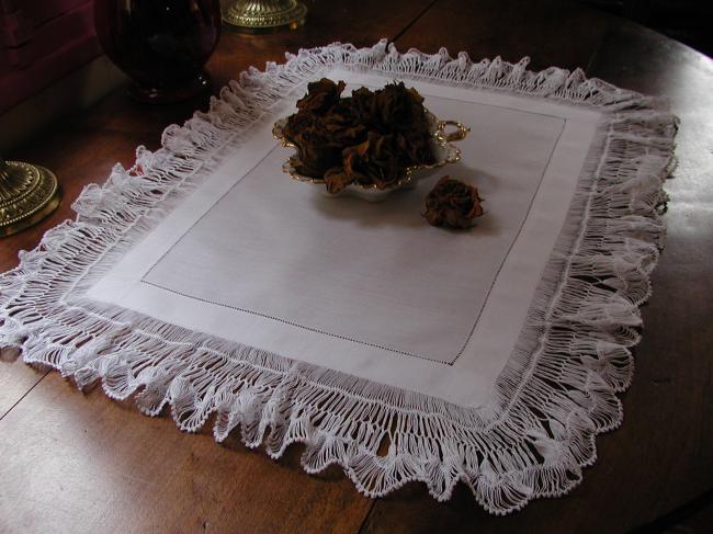 Superb table centre with voluptuous hairpin lace 1900