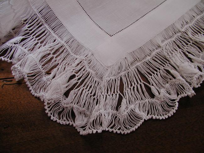 Superb table centre with voluptuous hairpin lace 1900
