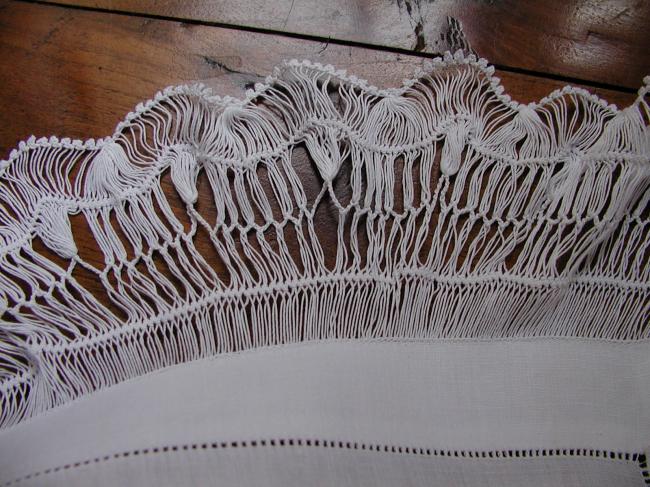 Superb table centre with voluptuous hairpin lace 1900