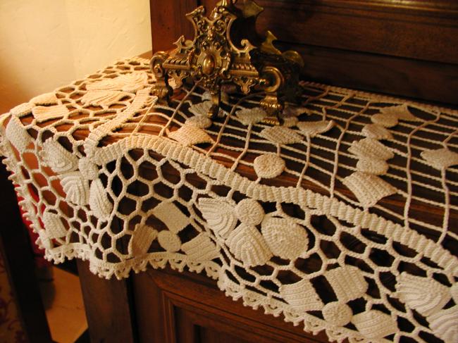 Gorgeous mantelpiece or buffet runner in Crochet d'art 1920-30