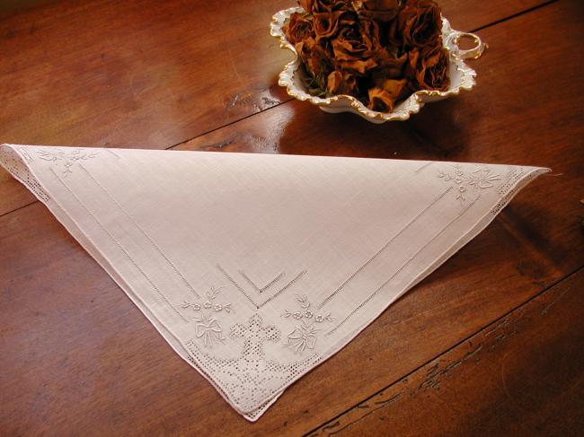 Stunning handkerchief in linon of linon with drawn thread and white works