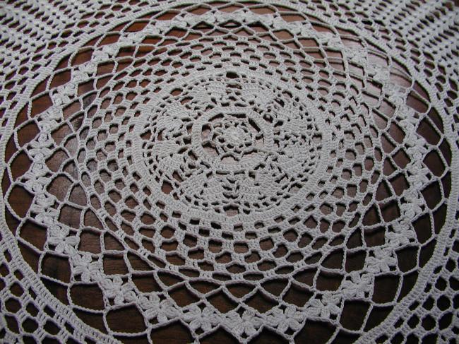 Lovely large table centre in crochet lace 1930