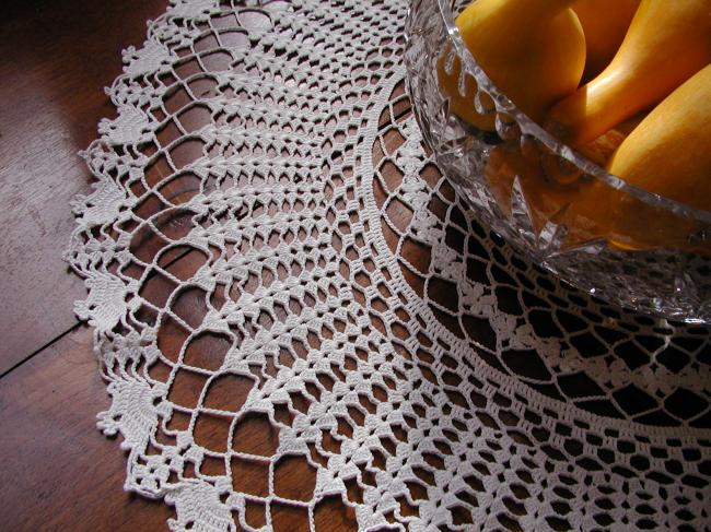 Lovely large table centre in crochet lace 1930