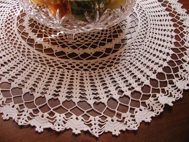 Lovely large table centre in crochet lace 1930