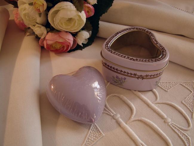 Romantique boîte coeur décorée de lavande et son savon en coeur à la lavande
