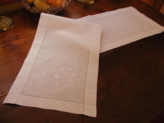 So charming table runner with silk embroidered flowers 1920
