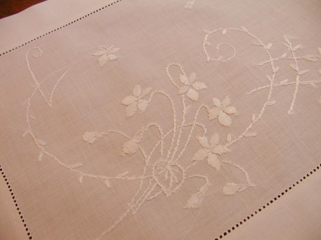 So charming table runner with silk embroidered flowers 1920