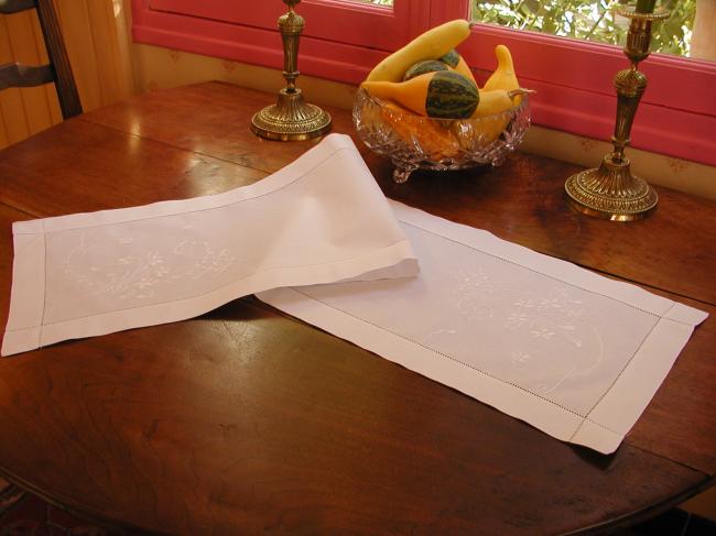 So charming table runner with silk embroidered flowers 1920