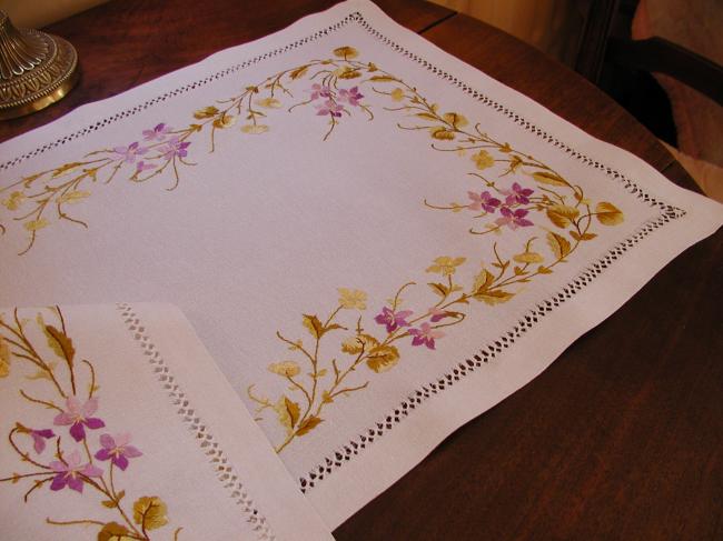 Outstanding table runner with silk society embroidery of violet, 19th century