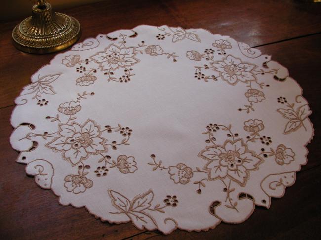 Somptuous table centre in pur irish linen with superb Madeira embroidery