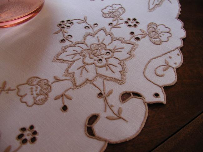 Somptuous table centre in pur irish linen with superb Madeira embroidery