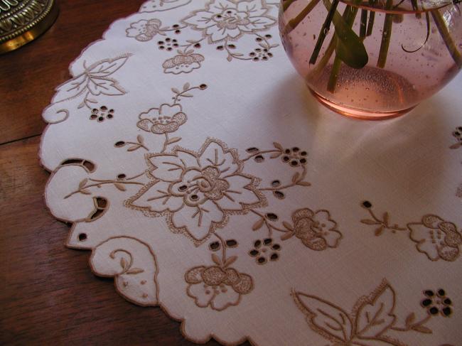 Somptuous table centre in pur irish linen with superb Madeira embroidery