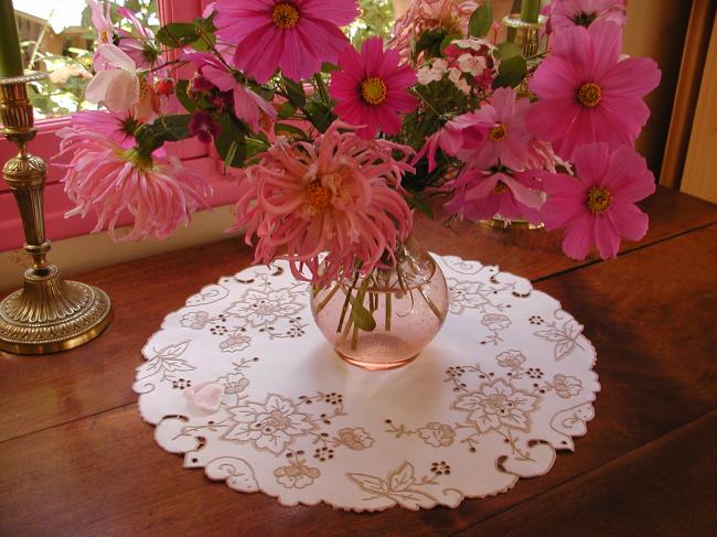 Somptuous table centre in pur irish linen with superb Madeira embroidery
