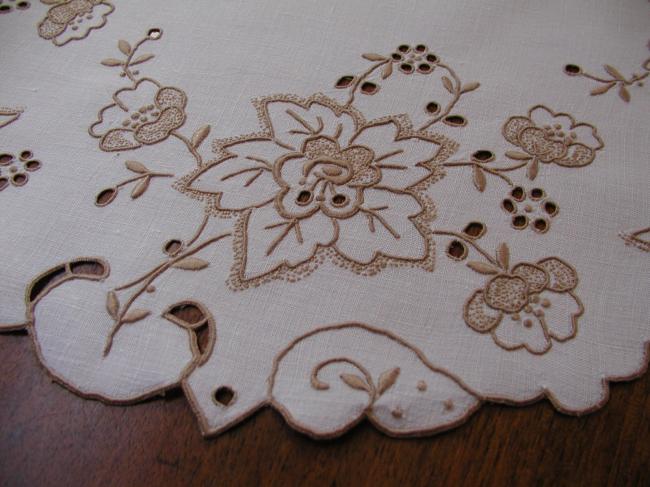Somptuous table centre in pur irish linen with superb Madeira embroidery