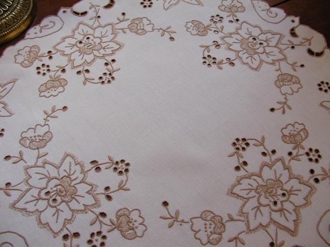 Somptuous table centre in pur irish linen with superb Madeira embroidery