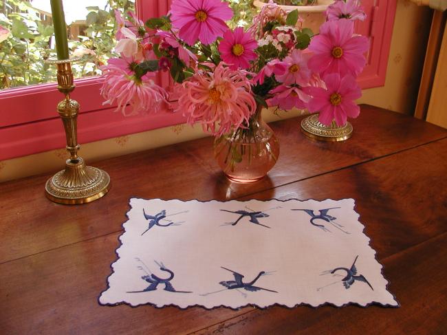 Marvellous tray mat in cambric of linen with very funny embroidered storks