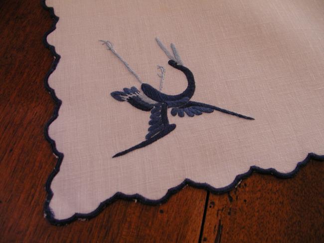 Marvellous tray mat in cambric of linen with very funny embroidered storks