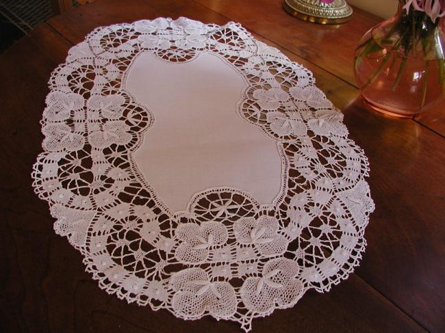 Magnificient oval table centre with Bedfordshire bobbin lace 1900