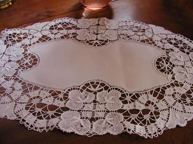 Magnificient oval table centre with Bedfordshire bobbin lace 1900