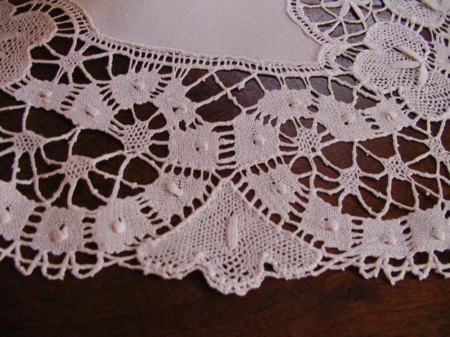 Magnificient oval table centre with Bedfordshire bobbin lace 1900